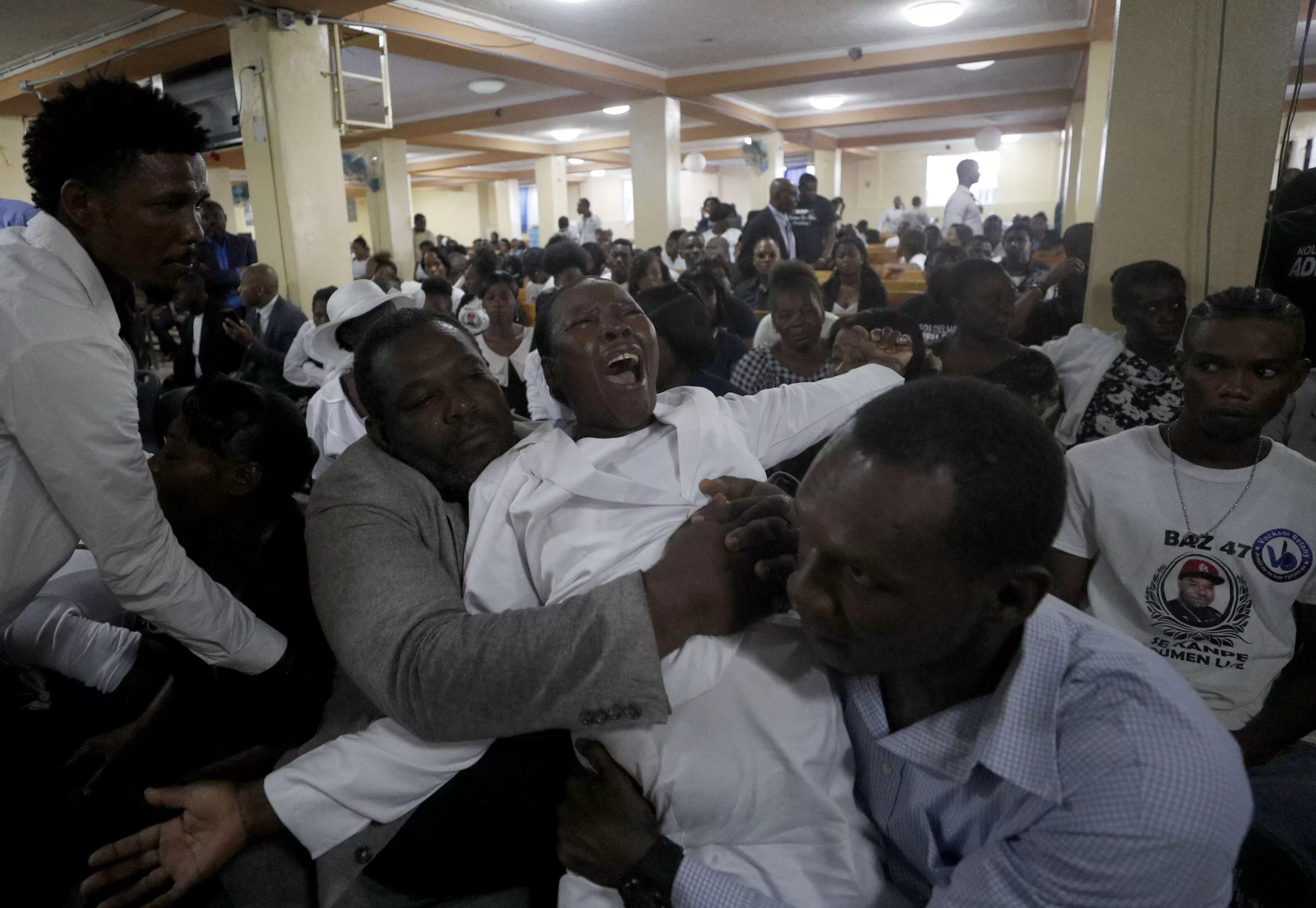 Miles de haitianos en funerales de muertos en protestas