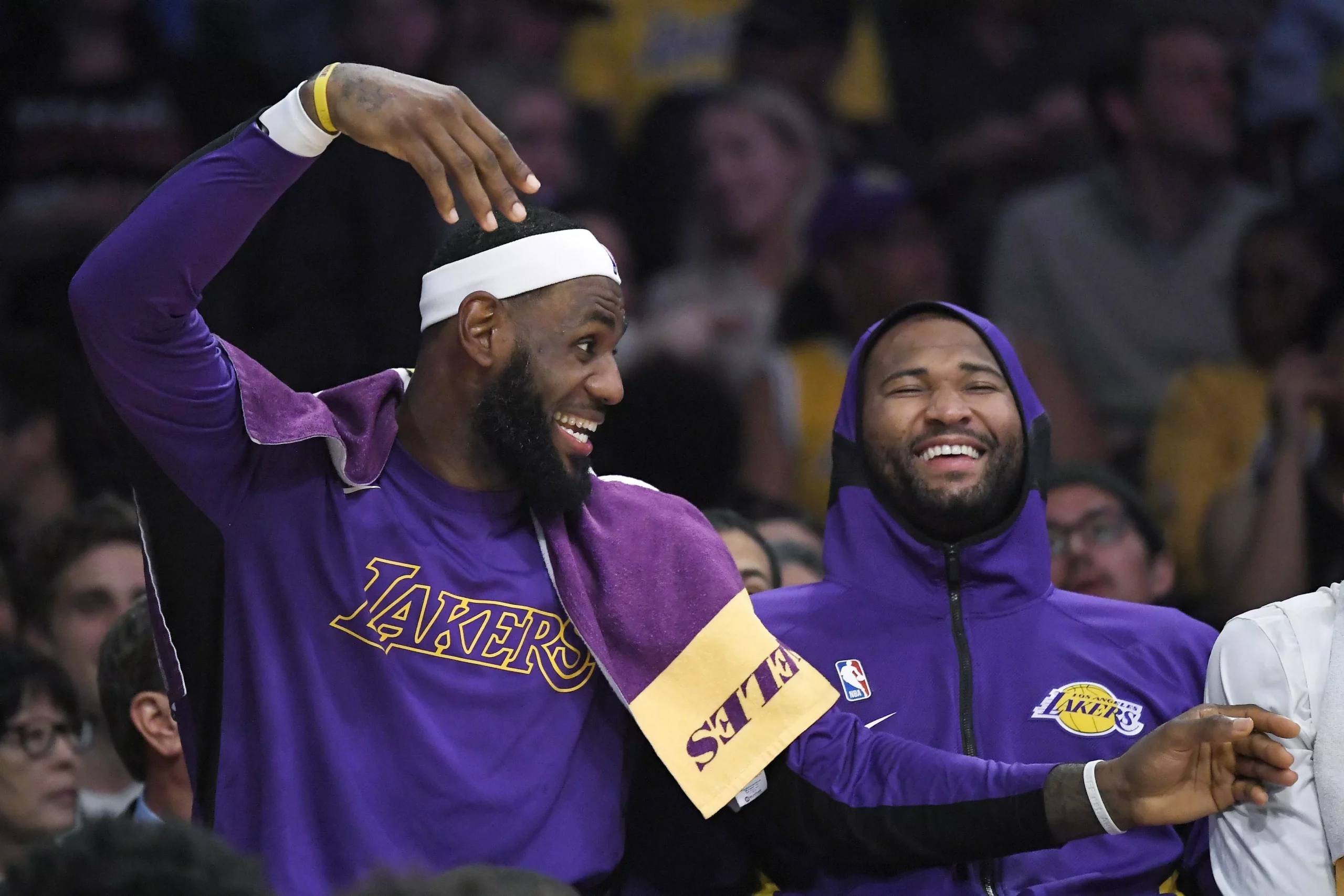 Los Lakers, con James, arrollan a los Warriors