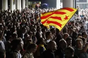 Protestan en España tras condenas a separatistas catalanes