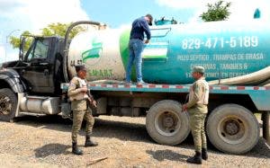 Clausuran compañía cuyo camión lanzó desechos de pozo séptico en río Jacagua