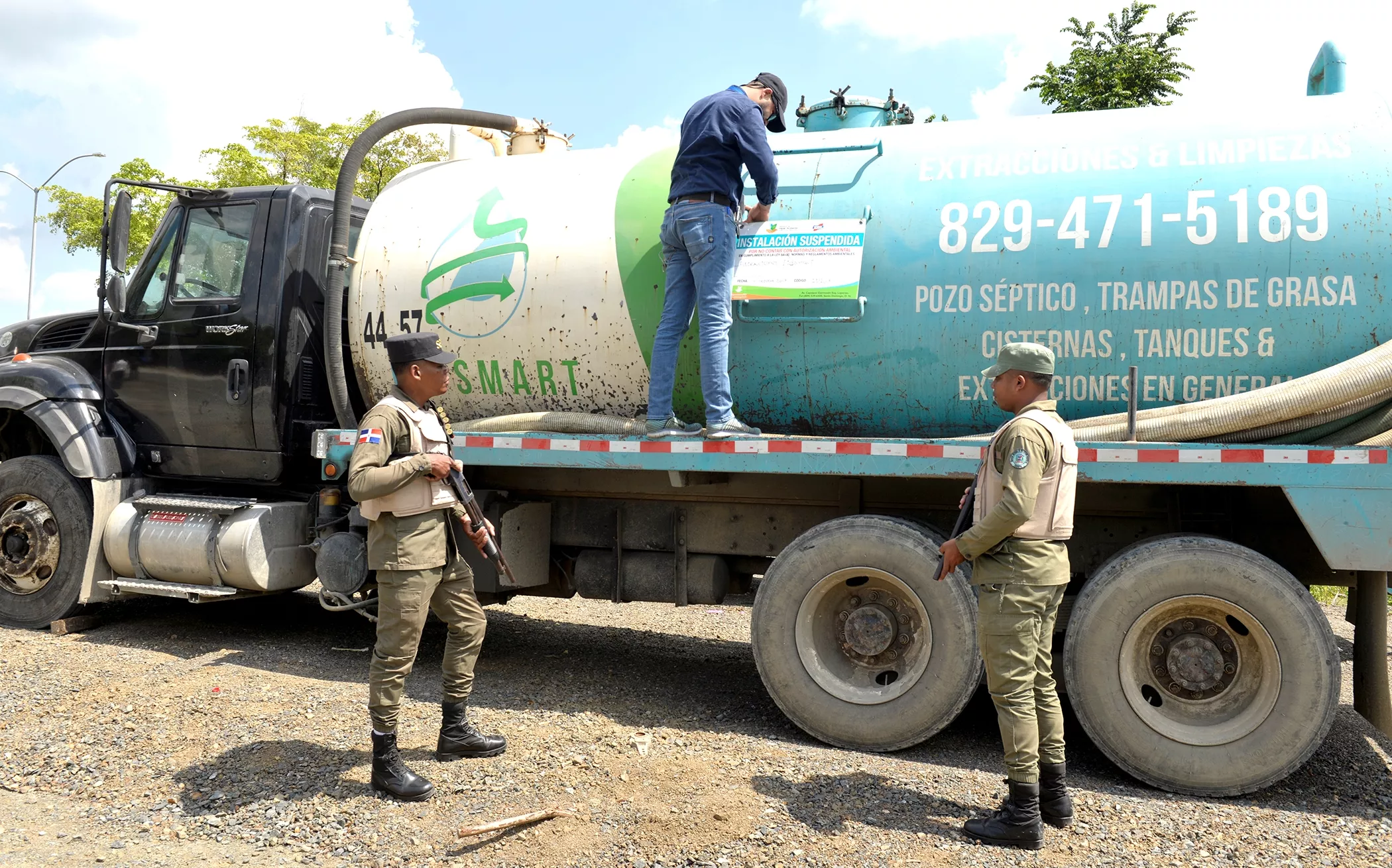 Clausuran compañía cuyo camión lanzó desechos de pozo séptico en río Jacagua