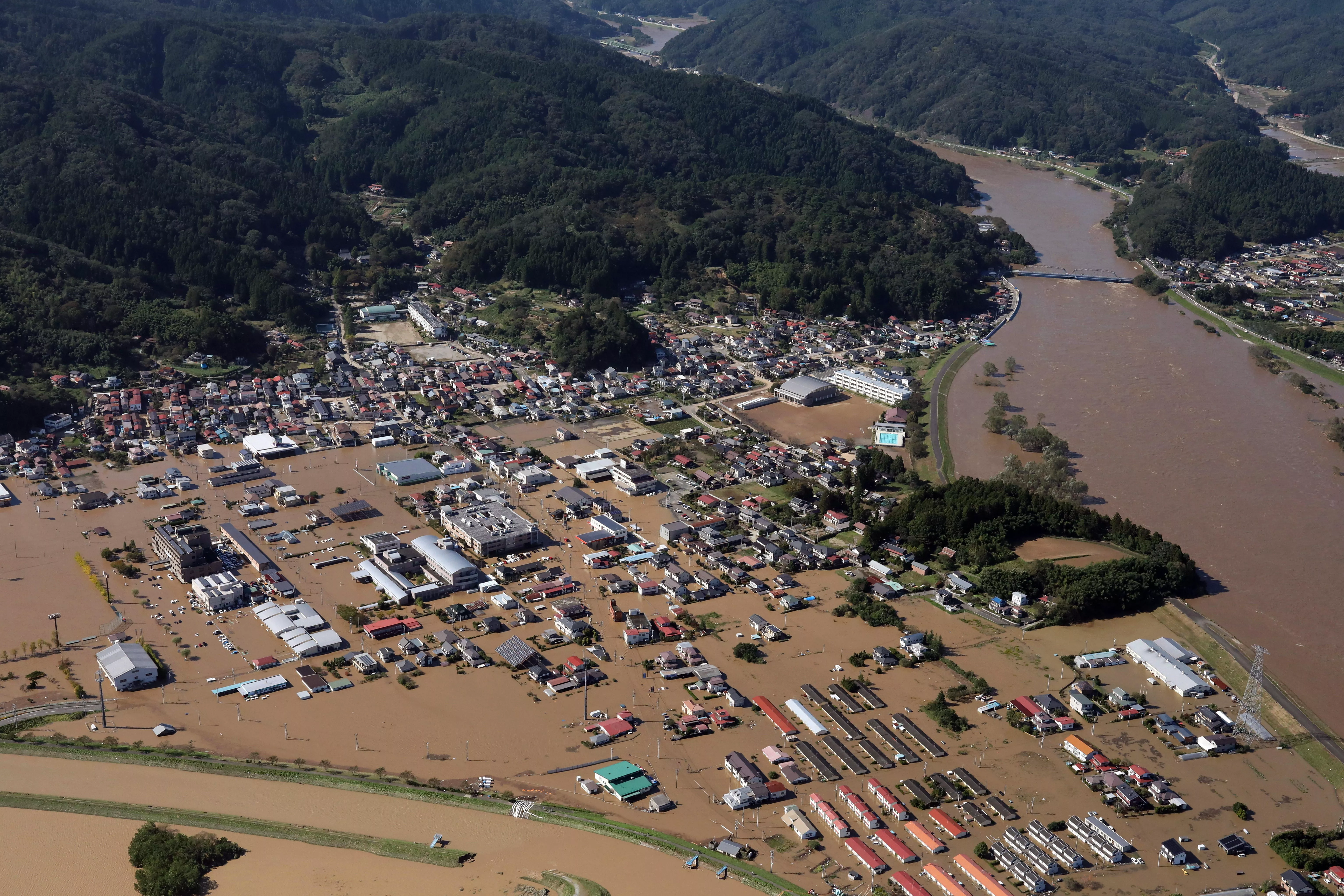 Una imagen aérea muestra inundaciones en Marumori, prefectura de Miyagi, Japón, 13 de octubre de 2019. Según los últimos informes de los medios, al menos 26 personas han muerto y más de 20 están desaparecidas después de un poderoso tifón Hagibis golpeó a Japón provocando deslizamientos de tierra y ríos desbordados en todo el país. EFE