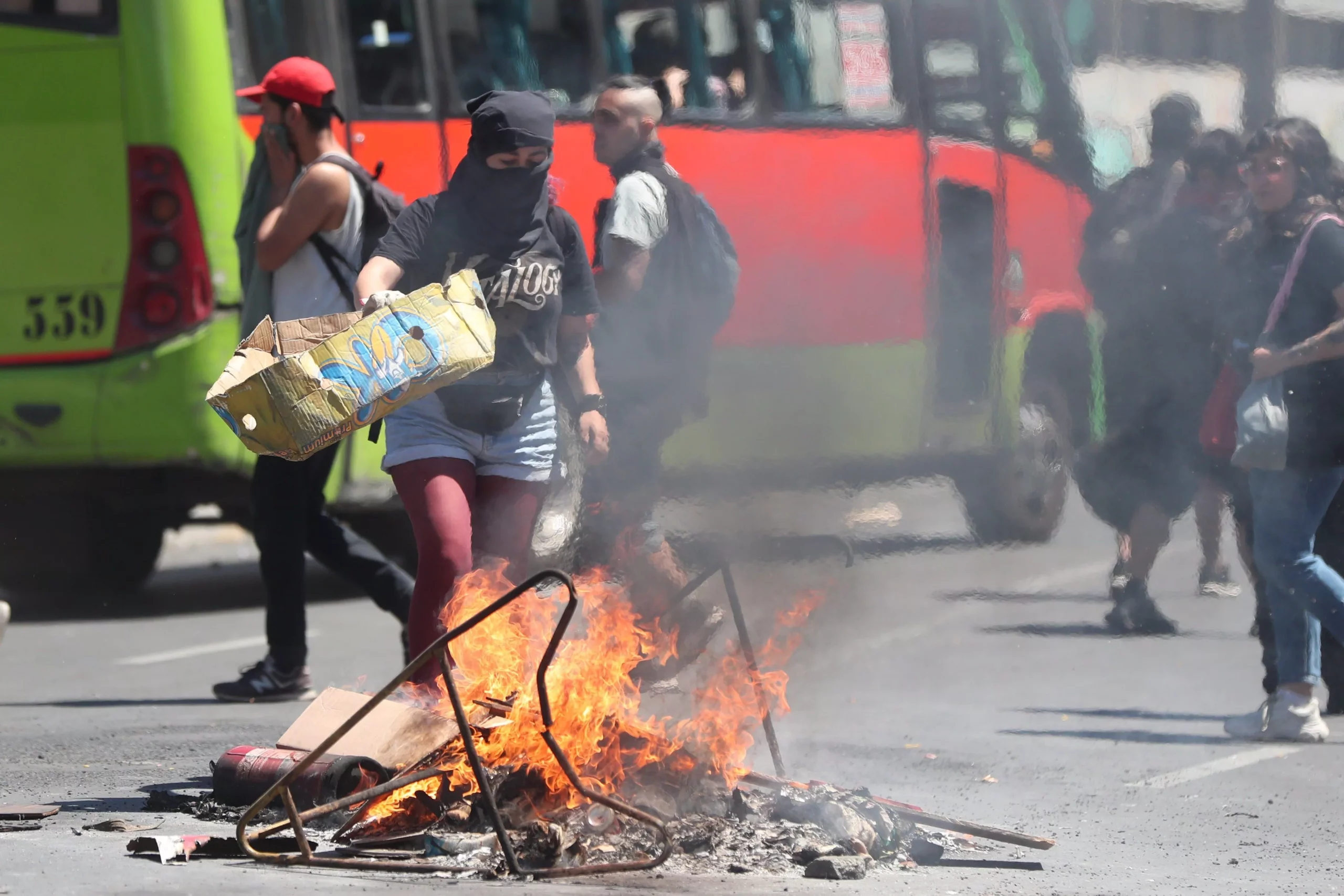 Chilenos vuelven a las calles para protestar por quinto día consecutivo