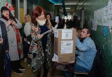 Finaliza votación y Cristina Fernández aventajaría a Macri