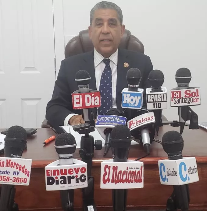 Espaillat: Trump ha violentado la Constitución EE.UU, hay que llevarlo a juicio político