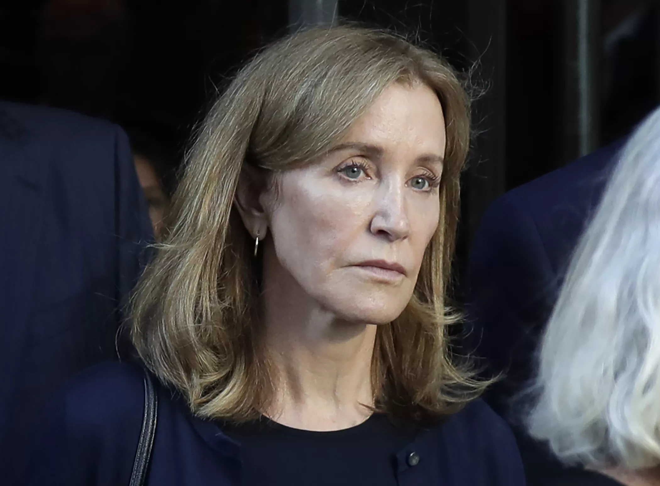 La actriz Felicity Huffman entra en prisión por participar en red de sobornos