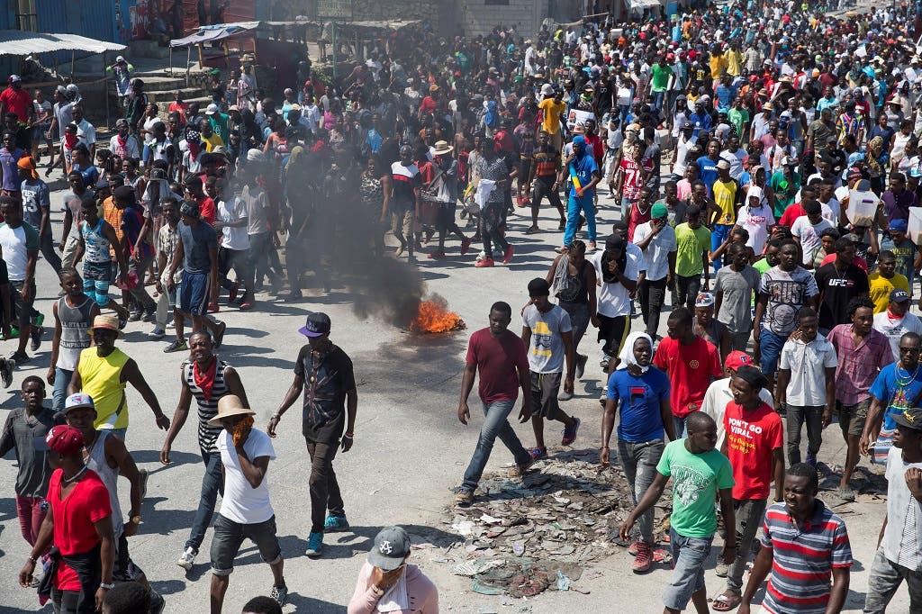 Cientos de seguidores del expresidente haitiano Jean Bertrand Aristide marchan exigiendo la dimisión del actual presidente, Jovenel Moise, este viernes, en Puerto Príncipe (Haití). EFE/Orlando Barría