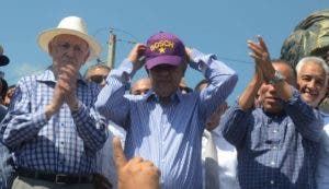 Leonel se quita la gorra del PLD y se pone una que solo dice «Bosch»