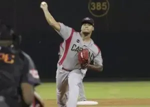 Con su triunfo de anoche El Escogido sigue líder en béisbol dominicano