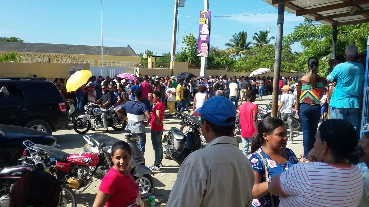 Miles de ciudadanos abarrotaron recintos electorales en Puerto Plata para votar en primarias