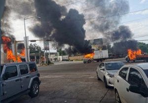  Vista de vehículos incendiados durante una enfrentamiento de grupos armados con las fuerzas federales este jueves, en las calles de la ciudad de Culiacán, en el estado de Sinaloa (México). Pistoleros del narcotráfico lanzaron este jueves una oleada violenta de bloqueos y balaceras en la ciudad mexicana de Culiacán entre rumores de la captura de uno de los hijos del narcotraficante Joaquín Guzmán Loera, el "Chapo". Los bloqueos de los sicarios, presuntamente gente del cartel de las drogas de Sinaloa, se extendieron a las salidas de la ciudad, que está prácticamente cercada con gente resguardada en sus lugares de trabajo y en sus casas y la actividad comercial suspendida. EFE/ Str