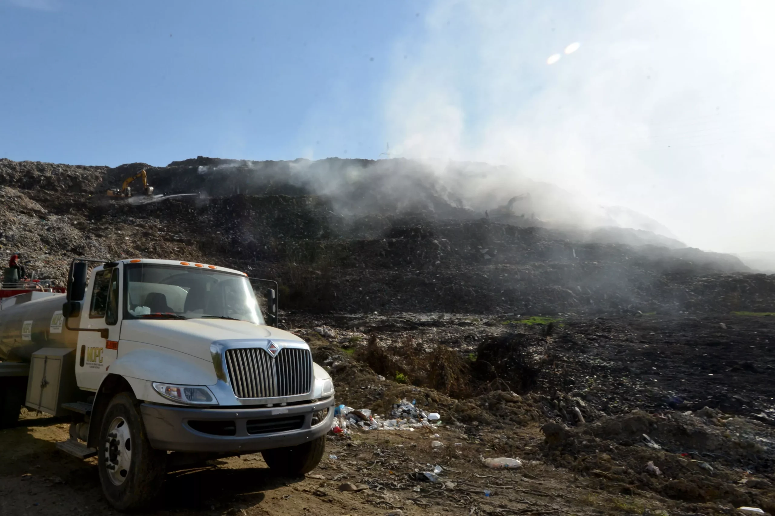 Obras Públicas refuerza equipos y brigadas que participan en extinción fuego vertedero Haina