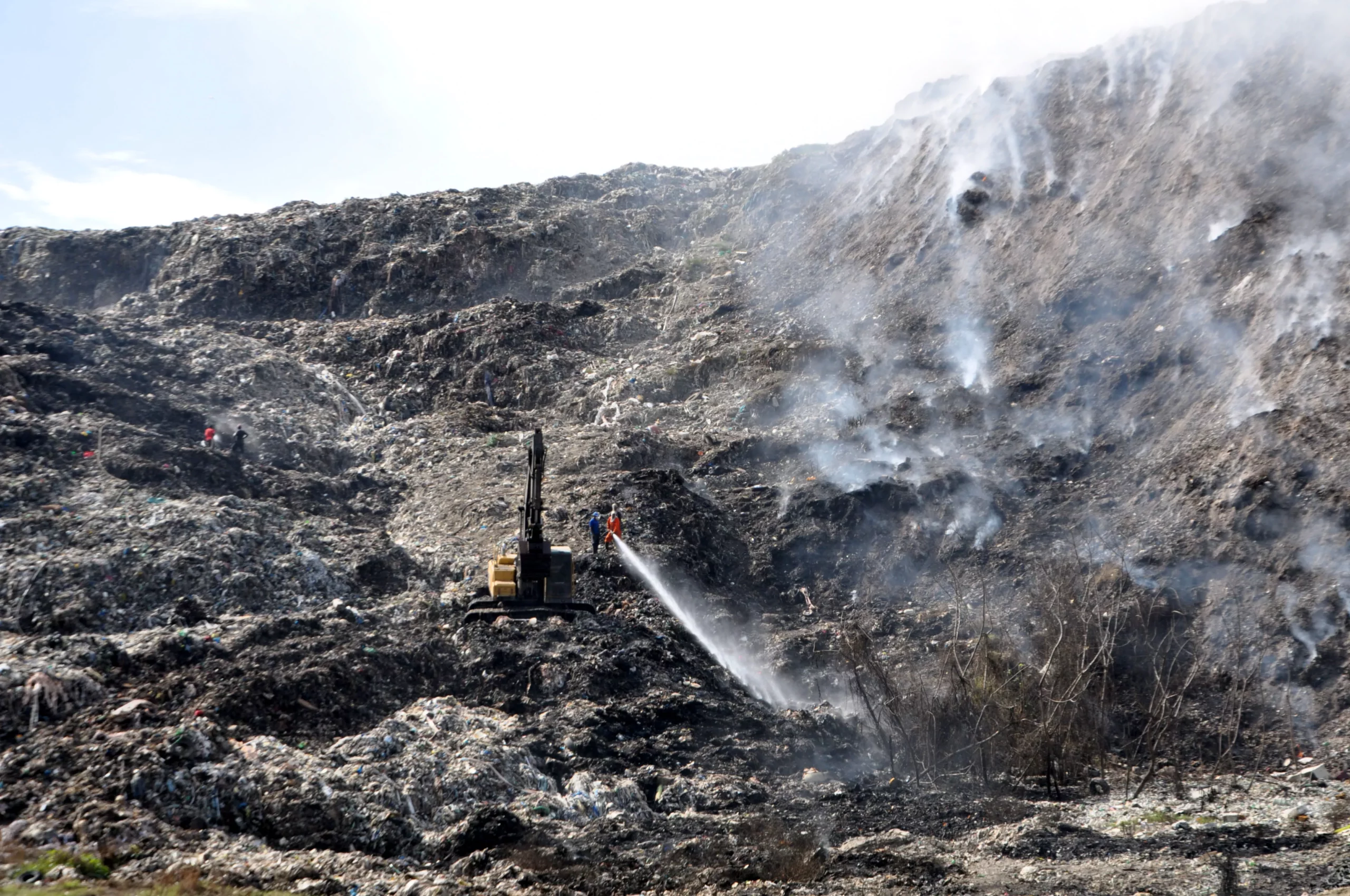 Humareda vertedero sigue afectando moradores de Haina; incendio ha disminuido en un 80%