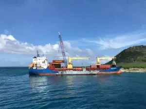 Rescatan buque de carga-contenedores varado en isla Alto Velo