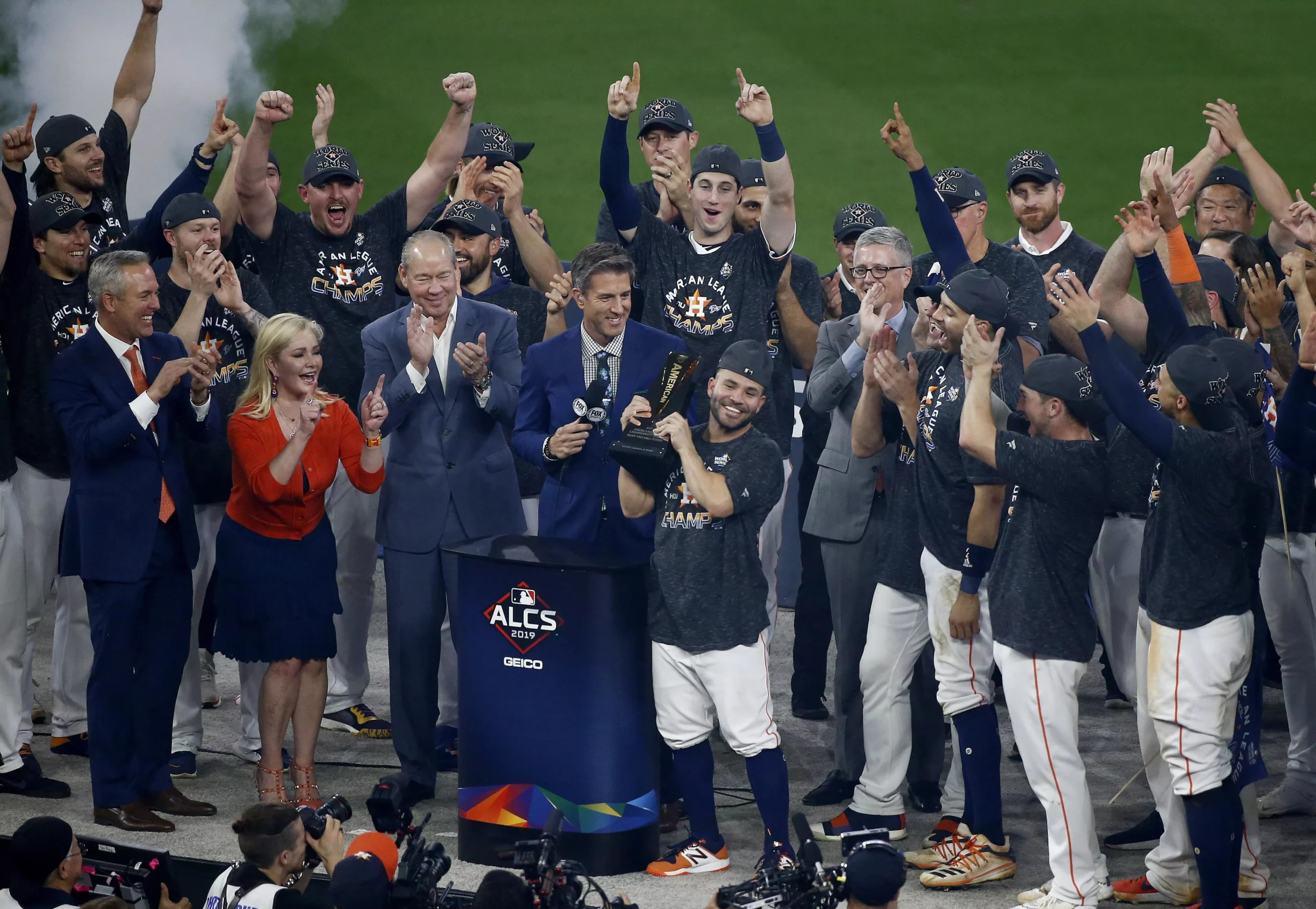 Astros avanzan a la Serie Mundial;  Altuve gana el MVP