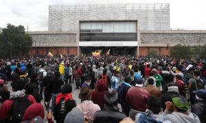 Ecuador decreta toque de queda tras ocupación del Parlamento por manifestantes