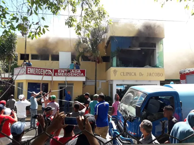 Incendio afecta clínica Dr. Jacobo, en Cotuí