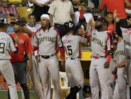 Leones vuelven a vencer Águilas y siguen punteros en béisbol dominicano