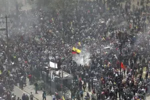 Manifestantes toman sede de la Contraloría en violentas protestas en Quito