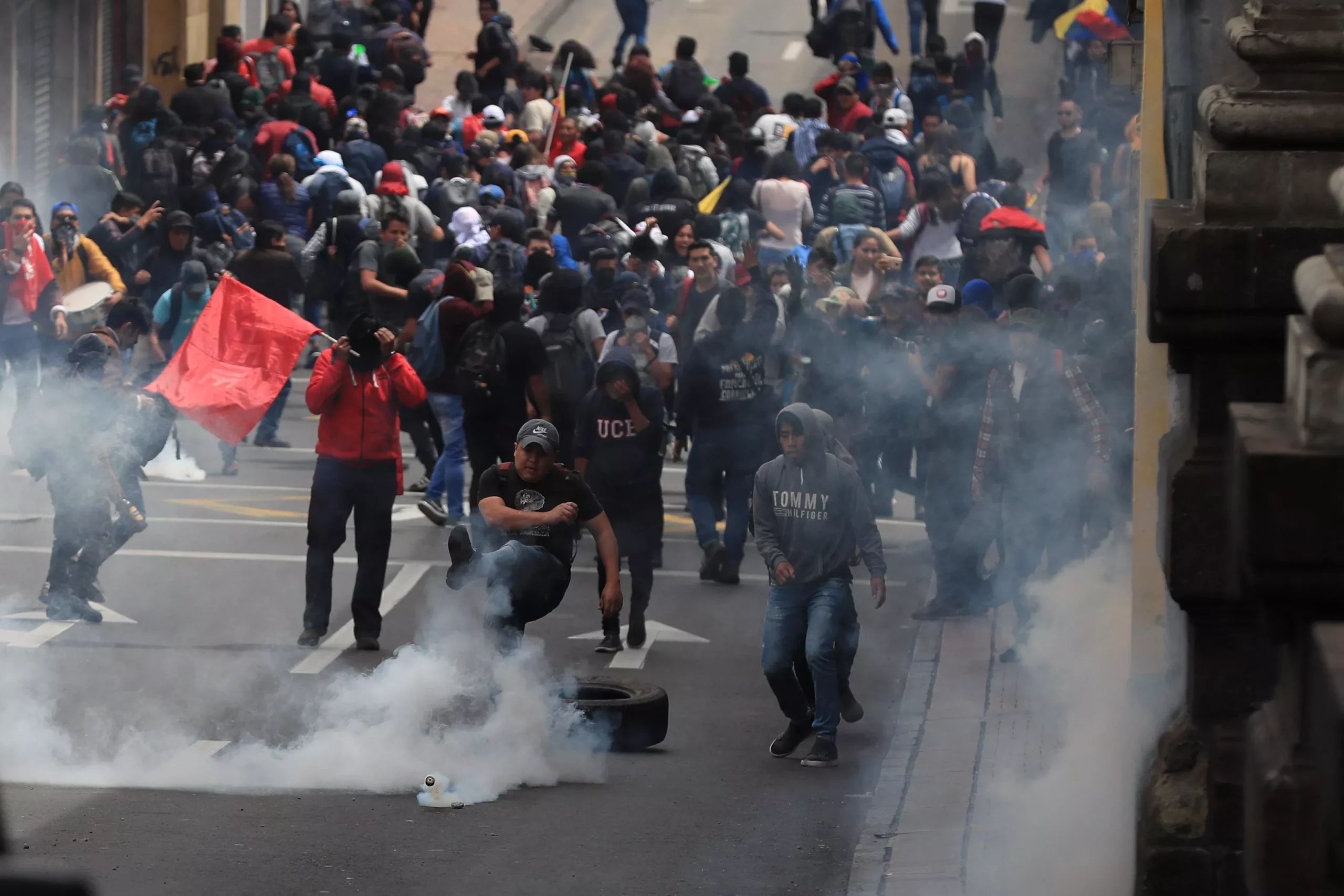 Ecuador bajo estado de excepción por protestas tras alza de combustibles