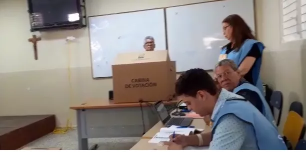 Paralizan votación en colegio electoral durante 10 minutos debido a falla en equipos