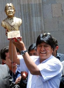  Fotografía de archivo fechada el 26 de octubre de 2006, que muestra al presidente de Bolivia, Evo Morales, mientras levanta una estatuilla con su busto, en La Paz (Bolivia).  EFE/Martín Alipaz