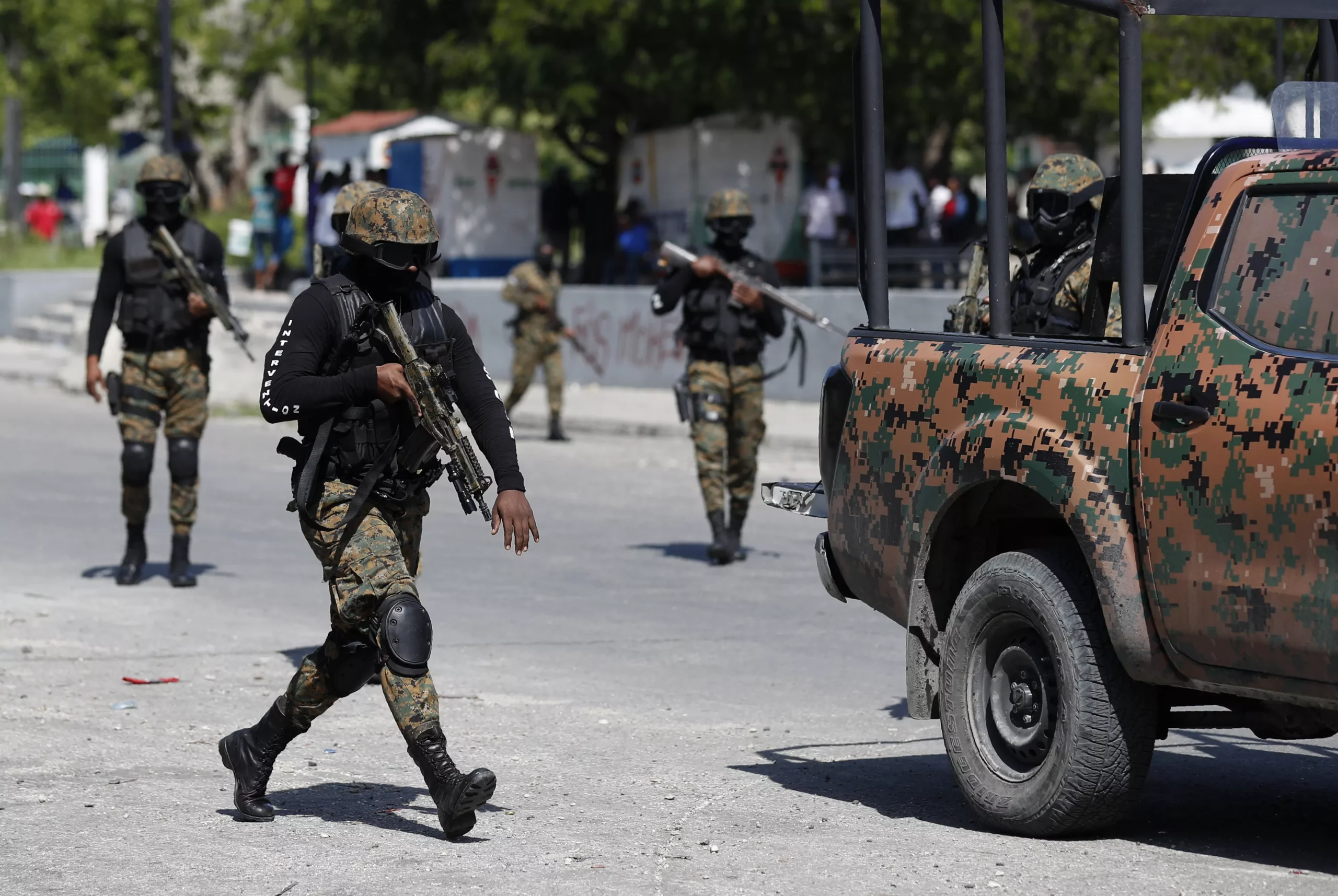 Opositores haitianos bloquean las puertas de instituciones del Estado