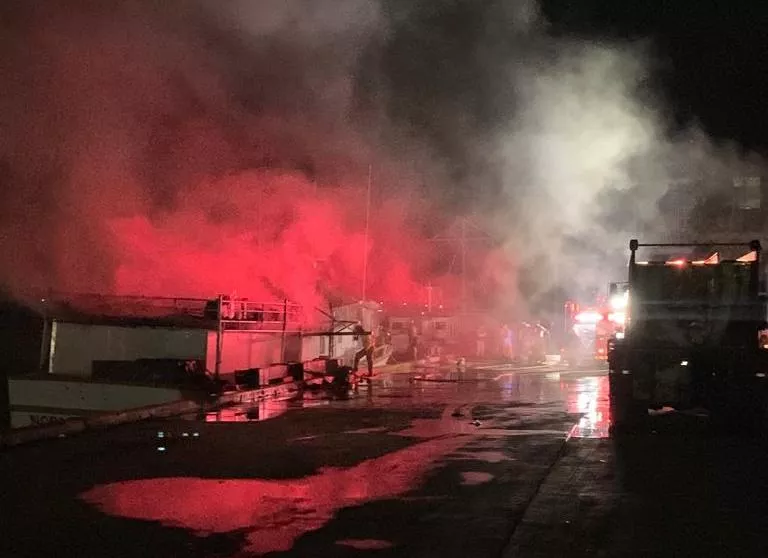 Se incendia embarcación cargada de frutas y vegetales en muelle San Pedro de Macorís