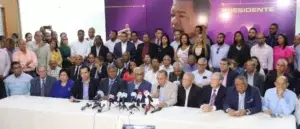 Trece secretarios del PLD renuncian a esa organización y se van con Leonel