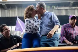 Margarita vuelve a coquetear en público con Leonel; asegura que su amado apoyaría a Gonzalo en segunda vuelta