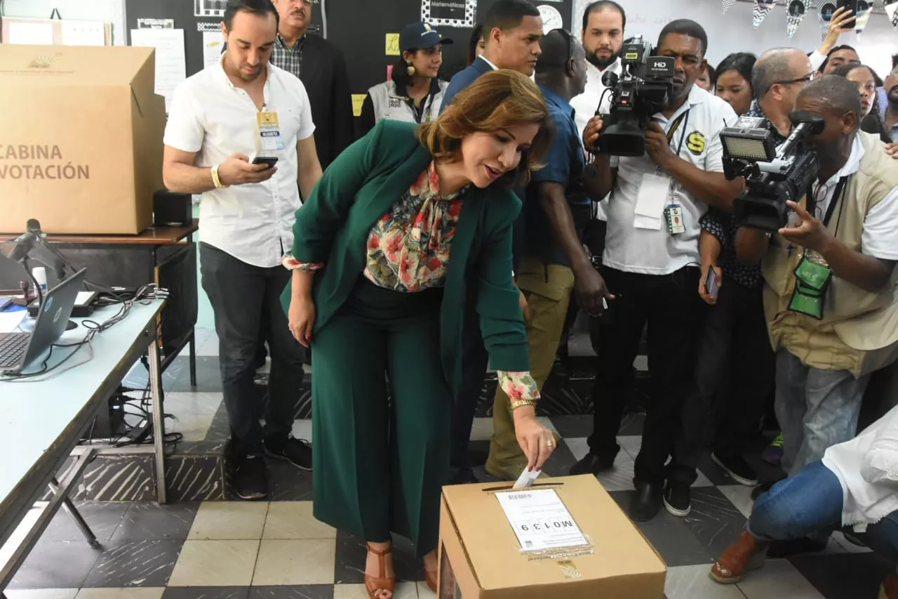 Margarita Cedeño deposita el voto en la urna.