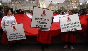 Marchan en respaldo a la decisión presidencial de cierre del Congreso de Perú