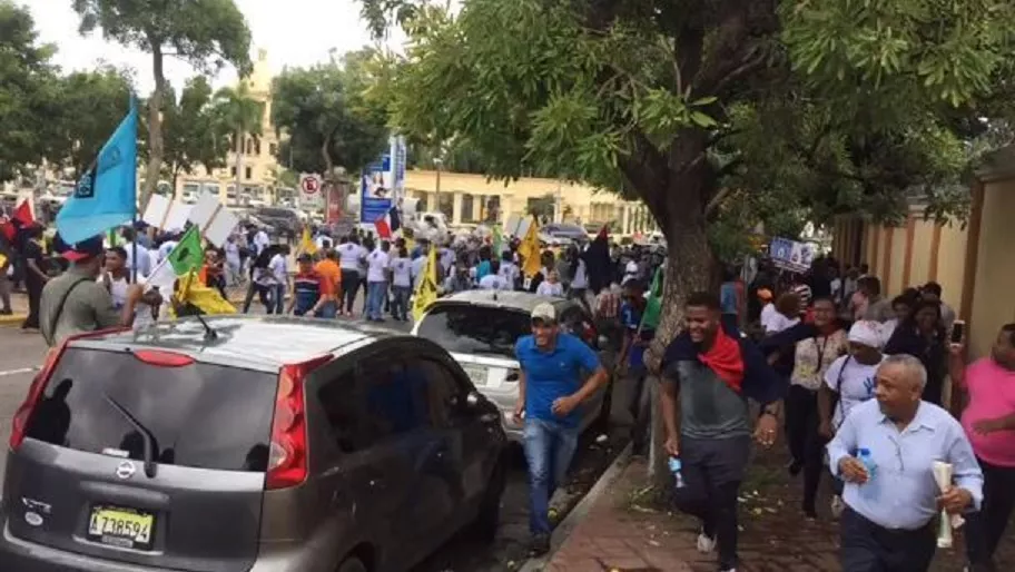 Así reprimió la Policía a estudiantes y empleados de la UASD exigían mayor presupuesto frente al Palacio