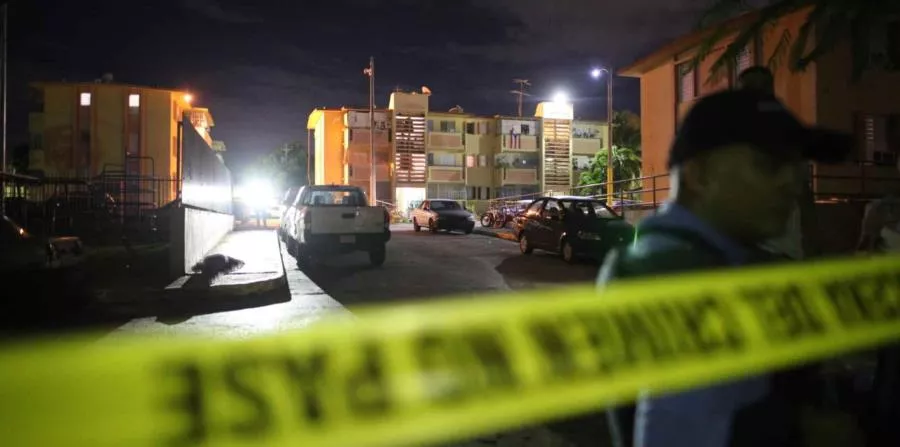 Mueren cinco personas en una balacera en residencial en Puerto Rico