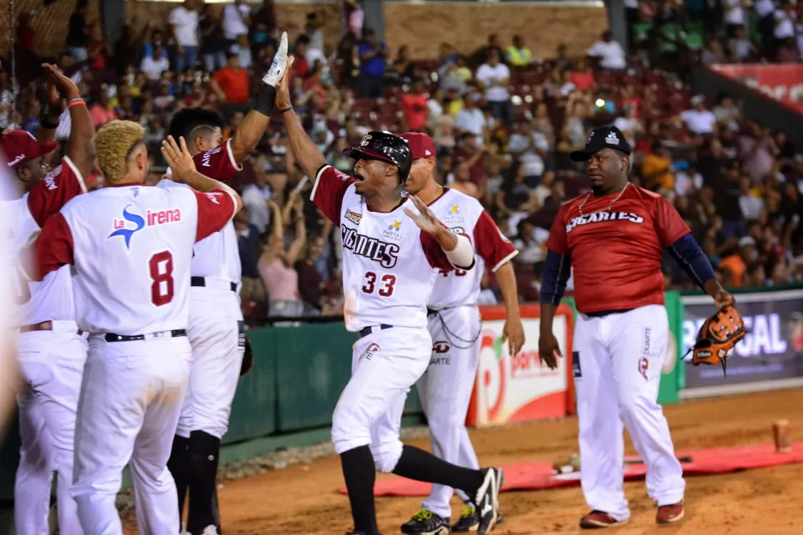 Gigantes vencen a Águilas Cibaeñas en apertura de béisbol