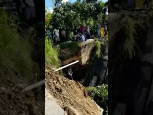 Colapsa puente en El Cercado tras crecida de río Vallejuelo en San Juan