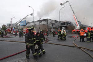 Tres muertos en el incendio de un supermercado durante disturbios en Chile