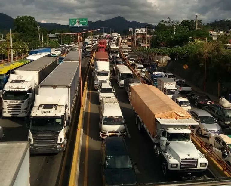 Caos por accidente cierra autopista Duarte por horas