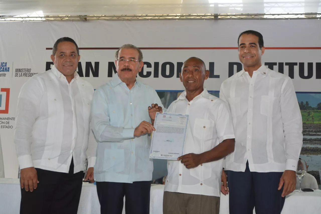 Gobierno entrega 3,186 títulos definitivos a productores de Hato Mayor y El Seibo