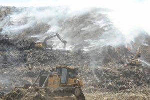 Obras Públicas se integra a labores para sofocar incendio vertedero Haina