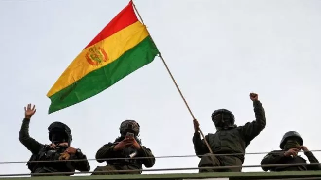 Motín de policías en Bolivia: agentes de varias ciudades se declaran en rebeldía contra el gobierno de Morales, quien denuncia un 