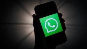 WhatsApp: cómo poner el modo oscuro cuando usas la aplicación en la web (aunque esa opción aún no «exista» oficialmente)