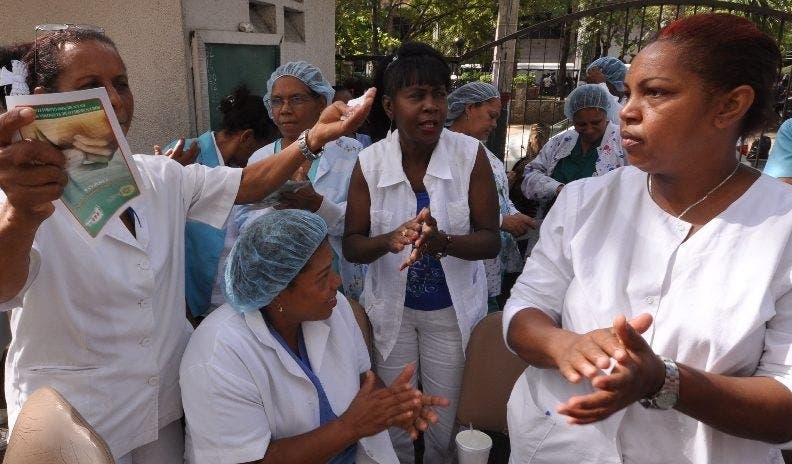 Denuncia cientos de enfermeras entraron a trabajar desde inicio del Covid-19 no han cobrando