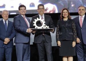 Augusto Ramírez, presidente de Casa Brugal, recibe distinción.