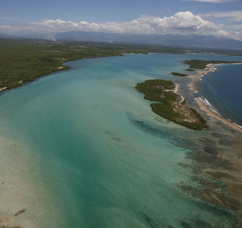 Contaminación afecta Bahía de Ocoa
