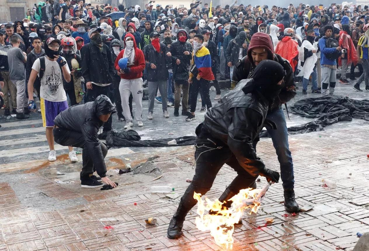 Batalla campal matiza la huelga en Colombia