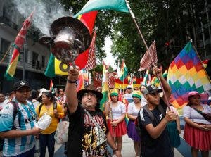 Argentinos y bolivianos se manifiestan a favor de expresidente Morales