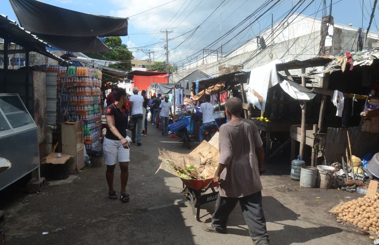 Desorden en el Mercado de Productores de Herrera aleja a compradores