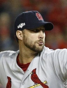 Cardenales retienen a Adam Wainwright