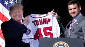  Trump recibe una camiseta del pícher Ryan Zimmerman.